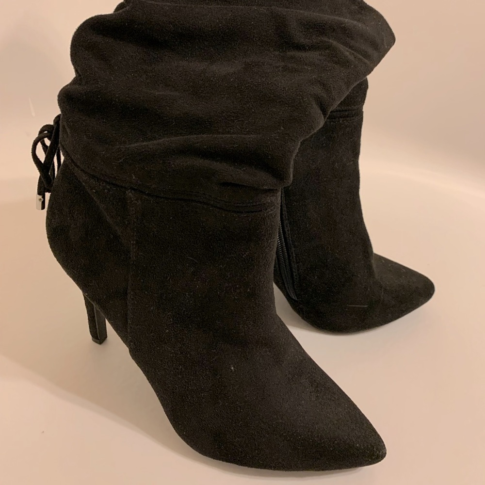 Zigi Soho - Model Jeenie - Black Suede 4” Heel Ladies Ankle Boots EUC Size 8.5